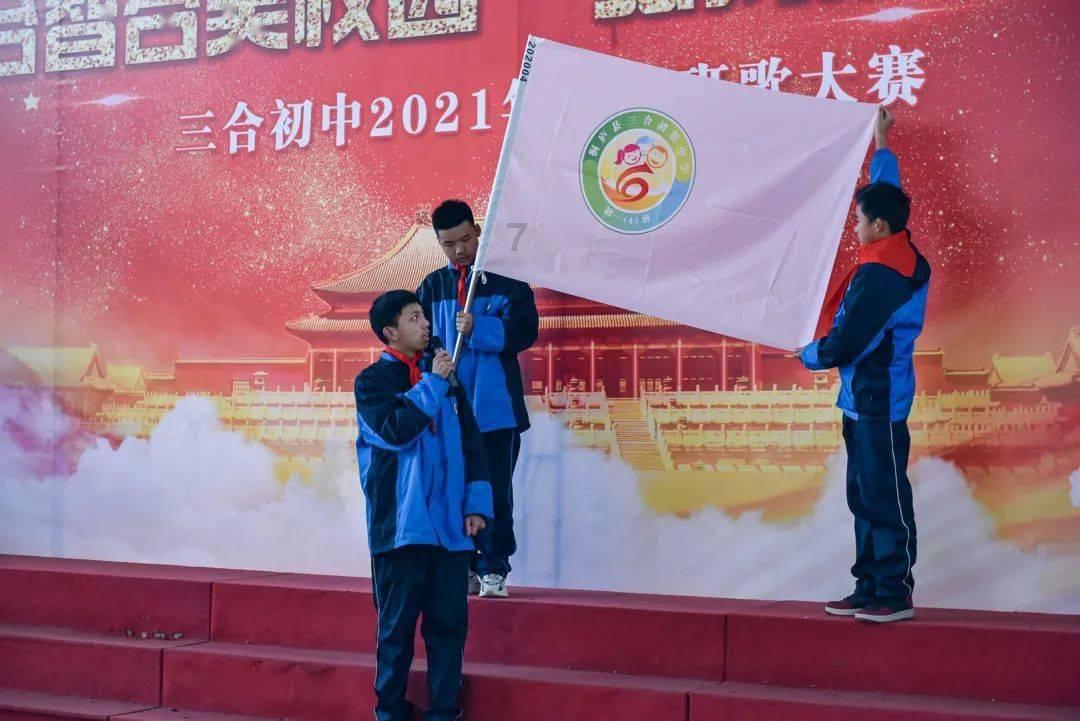 江西赣州：小车撞护栏3人被困，消防员紧急救援